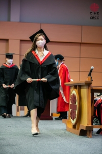 健康科學院同學領取畢業證書。